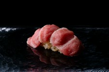 至高の握りと斬新なつまみ。20品以上を堪能できる圧巻のコース！
1杯目のウェルカムドリンクサービス付き。