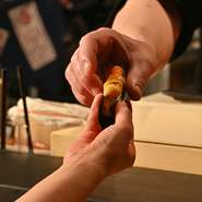 あえてカットされた海老は、米粉と米油で軽やかな口当たり。そこにウニとトマトポン酢が爽やかな酸味を添え、全体のバランスを絶妙に整えています。見えない部分にまで徹底的にこだわった、おいしさの結晶です。