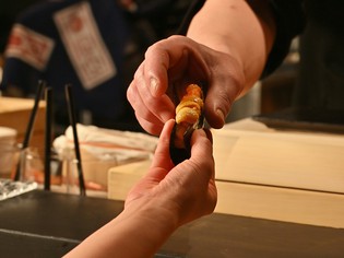 驚きと感動が広がる『海老のフリット　ウニ・トマトポン酢添え』