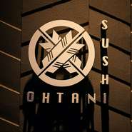 シャリを使ったパエリアなど、予想を裏切る一皿も登場しますが、決して鮨や和食の枠を壊すことなく、大谷氏の技と美意識が光るコースに目が離せません。カウンター席でライブ感と共に、特別な時間と味を堪能して。