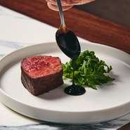 飛騨牛は肉質きめ細かく、柔らかな霜降りが特徴で、口の中に入れると、脂の旨みが広がり、とろけるよう。