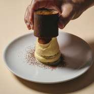 チュイルをすっと抜くととろけだすティラミスは、SPICAならではの新感覚デザート。