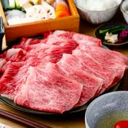 メイン食材である黒毛和牛は全国各地より厳選。当日最もオススメできるクオリティのお肉を用意しています。お肉の旨みを引き立てる割り下、フレッシュな野菜、濃厚な卵と、すべての素材にこだわっています。