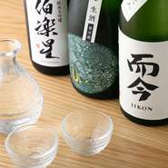 すき焼きのパートナーには日本酒がオススメ。人気の銘柄を中心に、甘めな関西風すき焼きに合わせたキリッとした辛口タイプや、香り立つ大吟醸と、すき焼きとの相性からセレクトされています。