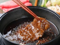 お肉の種類は赤身と霜降の2種。
その日ごとに厳選した各部位をご用意しており、A５黒毛和牛を心行くまで堪能できます。
注文時間は、90分間。
新鮮な和牛がそのままあなたのお鍋へ届けられるおかわりスタイルです。