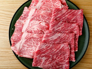 品質で選び抜かれた黒毛和牛。赤身・霜降りの食べ比べもオススメ