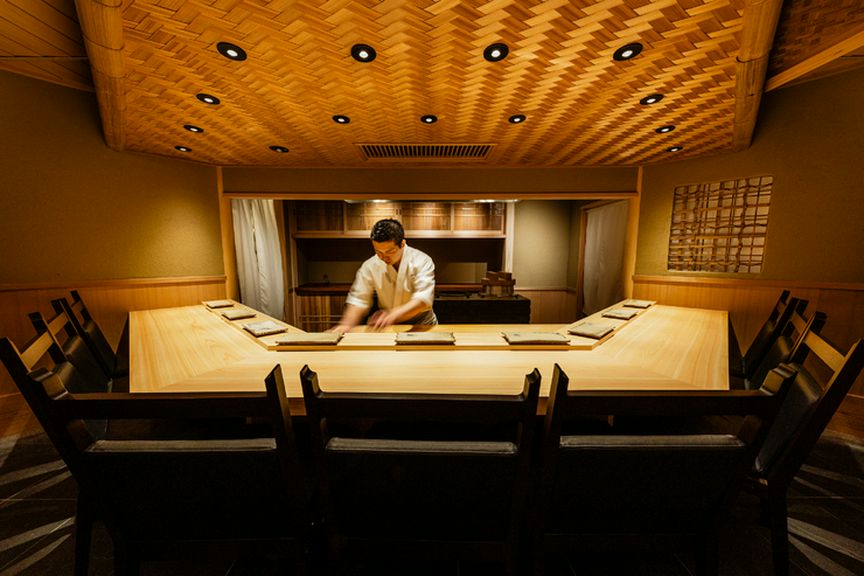 すべてのゲストを丁寧にもてなすことができる変形型のカウンター