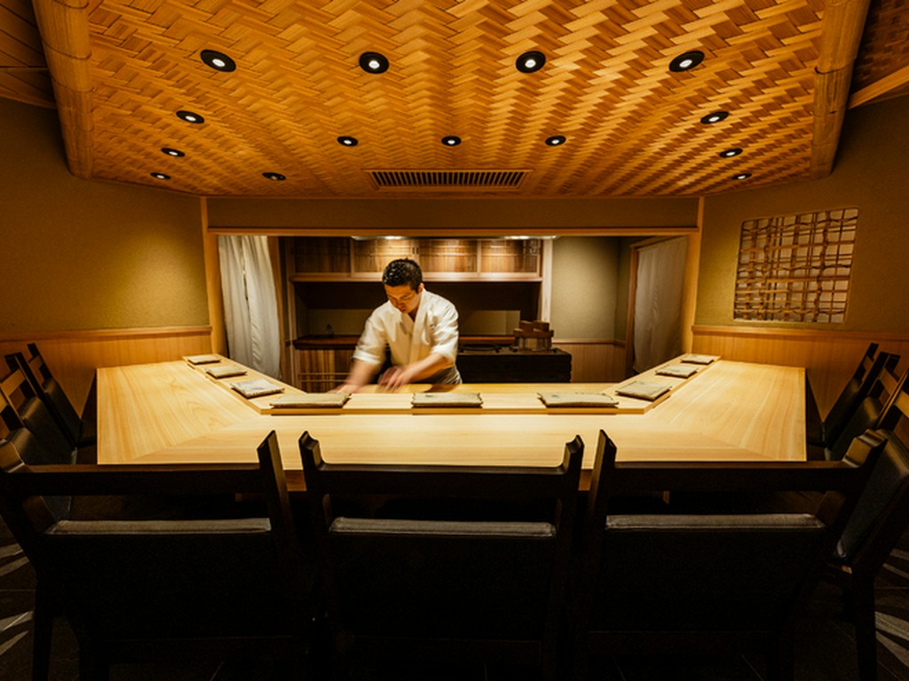 すべてのゲストを丁寧にもてなすことができる変形型のカウンター