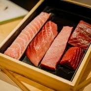 コースのなかで、中トロ、赤身、大トロと3貫続けて供する鮪は、豊洲市場の仲卸「やま幸」から。愛媛県の藤本純一氏や神奈川県の長谷川大樹氏といった名漁師から届く鮮魚もゲストを唸らせる握りとなります。