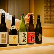 酒ディプロマを取得する三井氏が女将とともに日本酒を主軸としたペアリングを考案。羽釡で50～60度に温める“蒸し燗”や女将の故郷である沖縄県の甕出し古酒などを織り交ぜるなど、個性豊かに展開します。