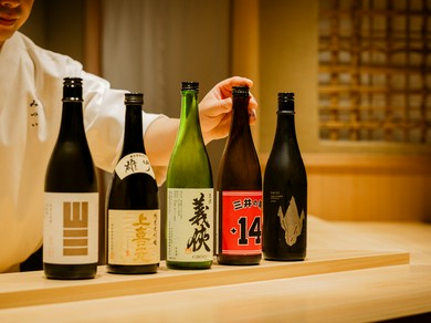鮨と引き立て合う銘酒をペアリングスタイルでご用意