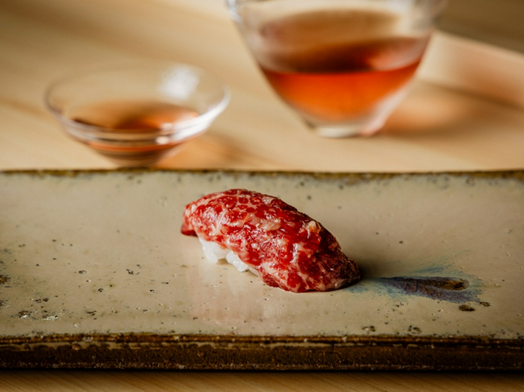 柔らかな食感と上品な風味がシャリと好相性の『鯨の握り』