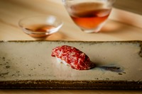 柔らかな食感と上品な風味がシャリと好相性の『鯨の握り』