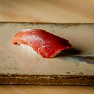 鮪は、コースのなかで中トロ、赤身、大トロと3貫続けて登場。「血合いギシ」とは、背腹の中間に有る血合いを外した最初のサクの部分で、豊かな脂身と適度な噛み応えの両方を楽しむことができます。