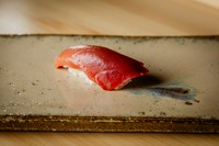 赤身と中トロの間のような「血合いギシ」を使った『鮪の握り』