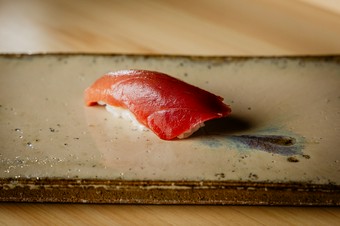 赤身と中トロの間のような「血合いギシ」を使った『鮪の握り』