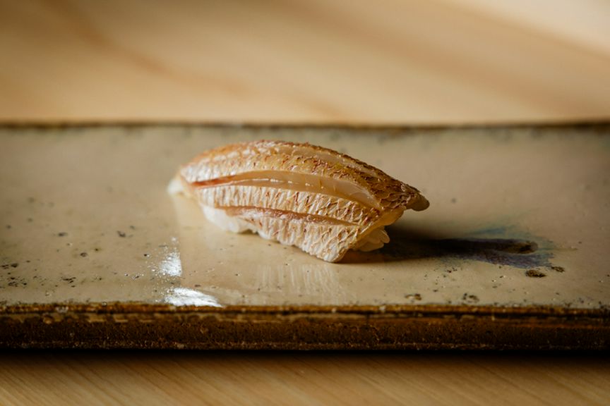 ふわふわとした食感が魅力の橙酢で仕上げる『春日子鯛の握り』