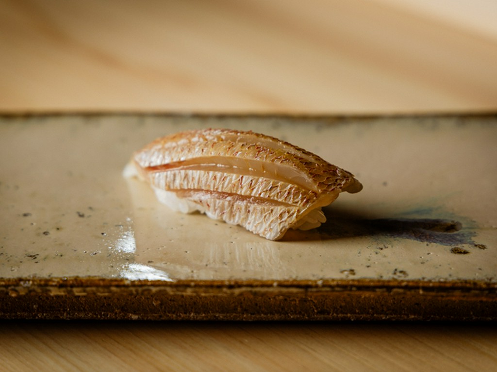 ふわふわとした食感が魅力の橙酢で仕上げる『春子鯛の握り』