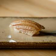 太平洋側で獲れる真鯛の稚魚を使った握り。まろやかな味わいと芳醇な香りが特徴の橙酢で仕上げるのが三井氏流です。酢締めしたネタですが、口に入れると柔らかな口当たりにうっとりとさせられます。