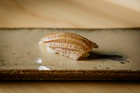 ふわふわとした食感が魅力の橙酢で仕上げる『春子鯛の握り』