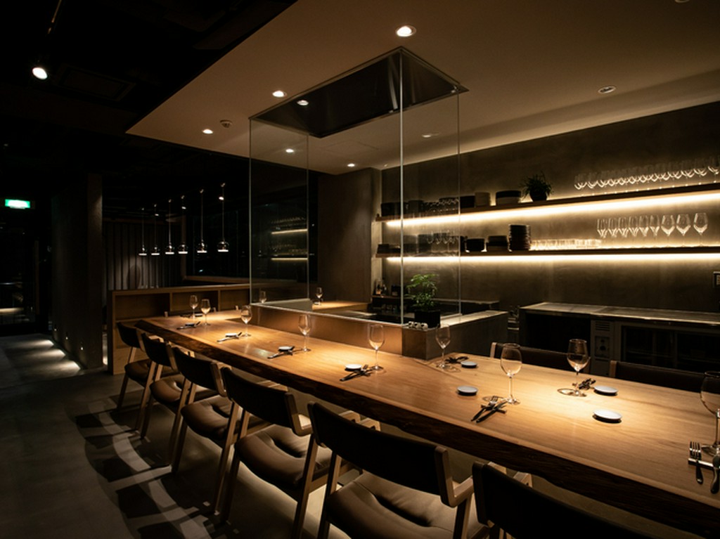 ライブ感を五感で堪能。予約必須のカウンター席