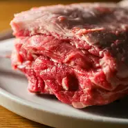 牧草(パスチャー)のみ食べて育つ、オーストラリアから直送される「パスチャーフェッドラム」や、国産の新鮮な羊肉を入荷しています。羊肉ってこんなにおいしいのかと驚く人が続出！見逃せない味わいです。