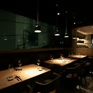 肩ひじ張らず、ゆったりと食事やお酒を愉しめる【串羊】。店内は無機質なモルタルの壁とライトダウンの灯が、落ち着いた雰囲気を醸し出しています。大切な人と特別な時間を過ごすのにぴったり。