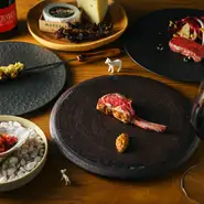 実は羊肉は、イタリア、フランス、アイルランド、アメリカなど、世界各国で育てられ、多くの人に愛されているお肉です。その、愛すべき羊肉を【串羊】では、2ヶ月ごとに違う味わいのコースで満喫できると大好評。
