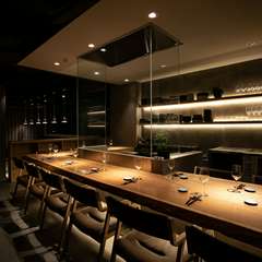 臨場感溢れるオープンキッチンで、おいしさを五感で堪能