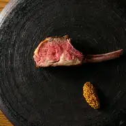 放牧飼育の「グラスフェッドラム」。その中でも、栄養価の高い牧草（パスチャー）を食べて育った最高級「パスチャーフェッドラム」を、オーストラリアから入荷。クセのない濃厚なラム肉の旨みを存分に堪能できます。