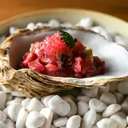 新鮮な羊肉と牡蠣を合わせた『羊のタルタル』。羊の旨みと貝の旨みがあいまった絶妙なおいしさです。上には、フルーツキャビアや森のキャビアと呼ばれる、希少な日本産フィンガーライムの果肉をのせて爽やかに。