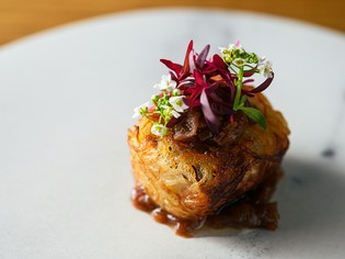 無農薬の食用花で愛らしく『ラム肩ロース肉のコンフィ』