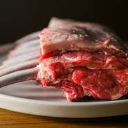 日本産の希少価値の高いラム肉や、ラム好きな人も納得するオーストラリア産「パスチャーフェッドラム」を入手しています。余計なクセがなく、ラム肉本来の濃厚な旨みを、噛みしめるほどに堪能できる逸品です。
