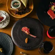 コースのテーマが2か月ごとに変わるので、訪れる度に新しい羊肉のおいしさに出会えます。独特の香りや旨みが特徴の唯一無二で替えの効かない羊肉。【串羊】で、上質な羊肉のおいしさにきっと魅了されるはず。
