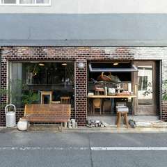 店の軒先では、テイクアウト可能な焼菓子が並び手軽に選べる