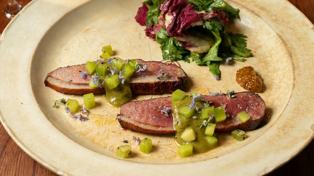 脂がのった鴨肉の柔らかさを際立たせてくれる『鴨肉のロースト　キウイのソース』