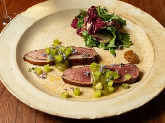 脂がのった鴨肉の柔らかさを際立たせてくれる『鴨肉のロースト　キウイのソース』