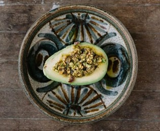 コースの中でリクエストが多い『アボカドのピスタチオソース』