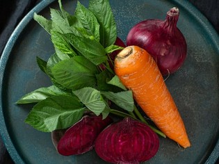 年間を通して数多くの自家菜園の新鮮な野菜を使用