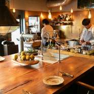 料理を仕上げる過程を間近で見ることができ、まるでライブパフォーマンスのような体験が得られるお店です。おもてなしの精神を込めた料理が、視覚的にも、感覚的にも心に残り、より深い味わいを感じさせてくれます。