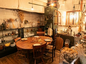 7名ほどで利用できる、落ち着いた雰囲気の個室も完備