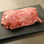 〆の名物『大人の牛丼』は、米にも肉にもこだわった逸品。ほかにも、季節感を大切に、厳選した素材を仕入れているのが特長です。新鮮な食材は料理の味わいを引き立て、季節の移ろいを感じさせてくれます。