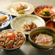 料理人の感性が光る、和食をベースにした創作料理約10品のコース。驚きと感動をもたらす構成が魅力です。肉料理や魚料理の繊細な味わいを堪能した後、〆には名物の牛丼が登場。多彩な料理に出合えます。