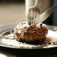 美しい泡雪塩が彩る『ハンバーグ』