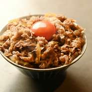 コースの〆は、サイズが選べる牛丼。米は、大粒で甘みのある岐阜県産の米「龍の瞳」を使用しています。炊き立てのご飯と薄切りにした牛肩ロース肉は相性抜群。卵黄を絡めてまろやかな味わいを楽しめます。