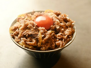 深夜食堂時代から愛され続けている名物料理『大人の牛丼』