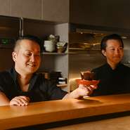 「かしこまらず、食事の時間を心から楽しんでほしい」と話す内野さん。おいしい料理を前に自然と笑顔が広がるような、あたたかなもてなしと一人一人に寄り添ったサービスを大切にされています。