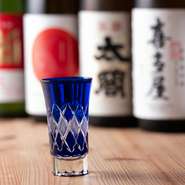 日本酒は九州産を中心に、その時期ごとに厳選された全国各地の銘柄も取り揃えています。約20種前後のラインナップの中には、日本酒好き注目の一本も。どんな地酒と出合えるかは、当日のお楽しみ。