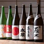 地元九州を中心に、全国各地よりセレクトされたオススメ日本酒の数々。当日出合える銘柄はその時期のお楽しみ。オススメ日本酒の飲み比べも楽しめます。