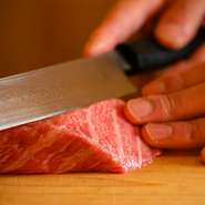 豊洲市場をはじめ、北は北海道、南は九州など全国各地の厳選素材を揃えて調理しているという大将。旬の味覚を最大限に引き出す職人の技とともに、季節ごとに異なる特別な一品を楽しめます。